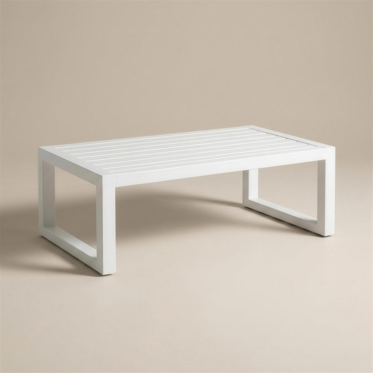 Mesa de centro de exterior Universal de aluminio blanco con tablero de lamas, 90x50x40 cm, sobre fondo neutro