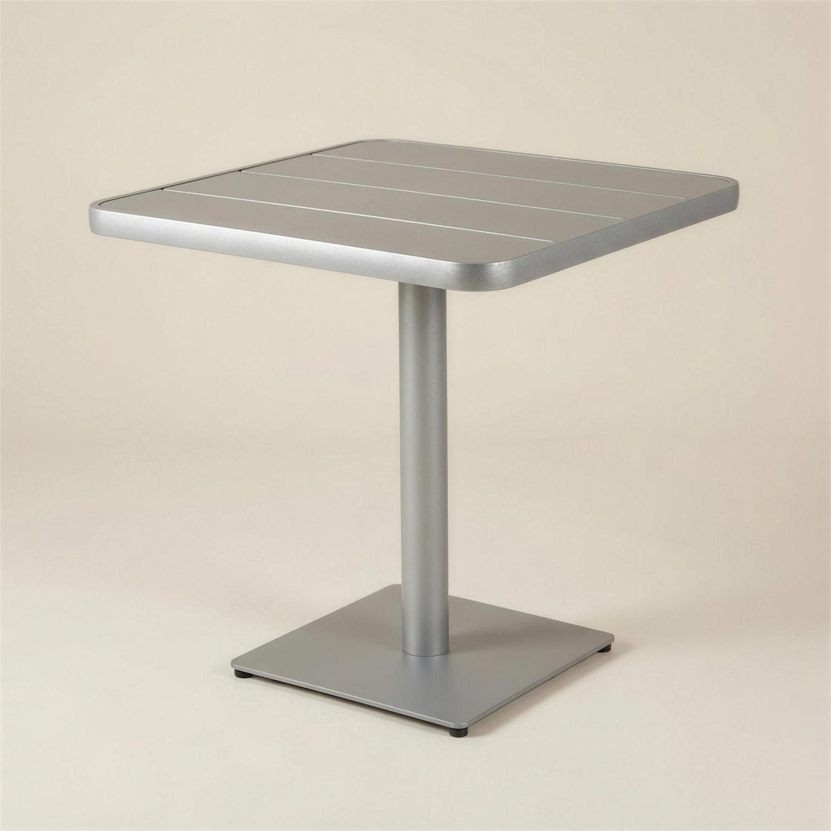 Mesa de exterior Agata de 75x75 cm con tablero de aluminio de esquinas redondeadas, columna central y base cuadrada, sobre fondo neutro
