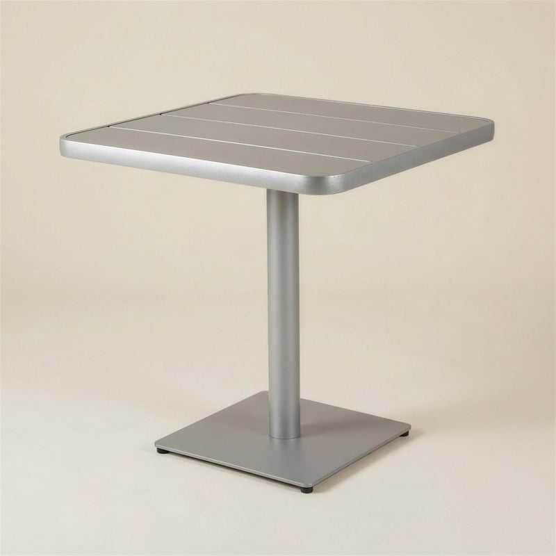Mesa de exterior Agata de 75x75 cm con tablero de aluminio de esquinas redondeadas, columna central y base cuadrada, sobre fondo neutro