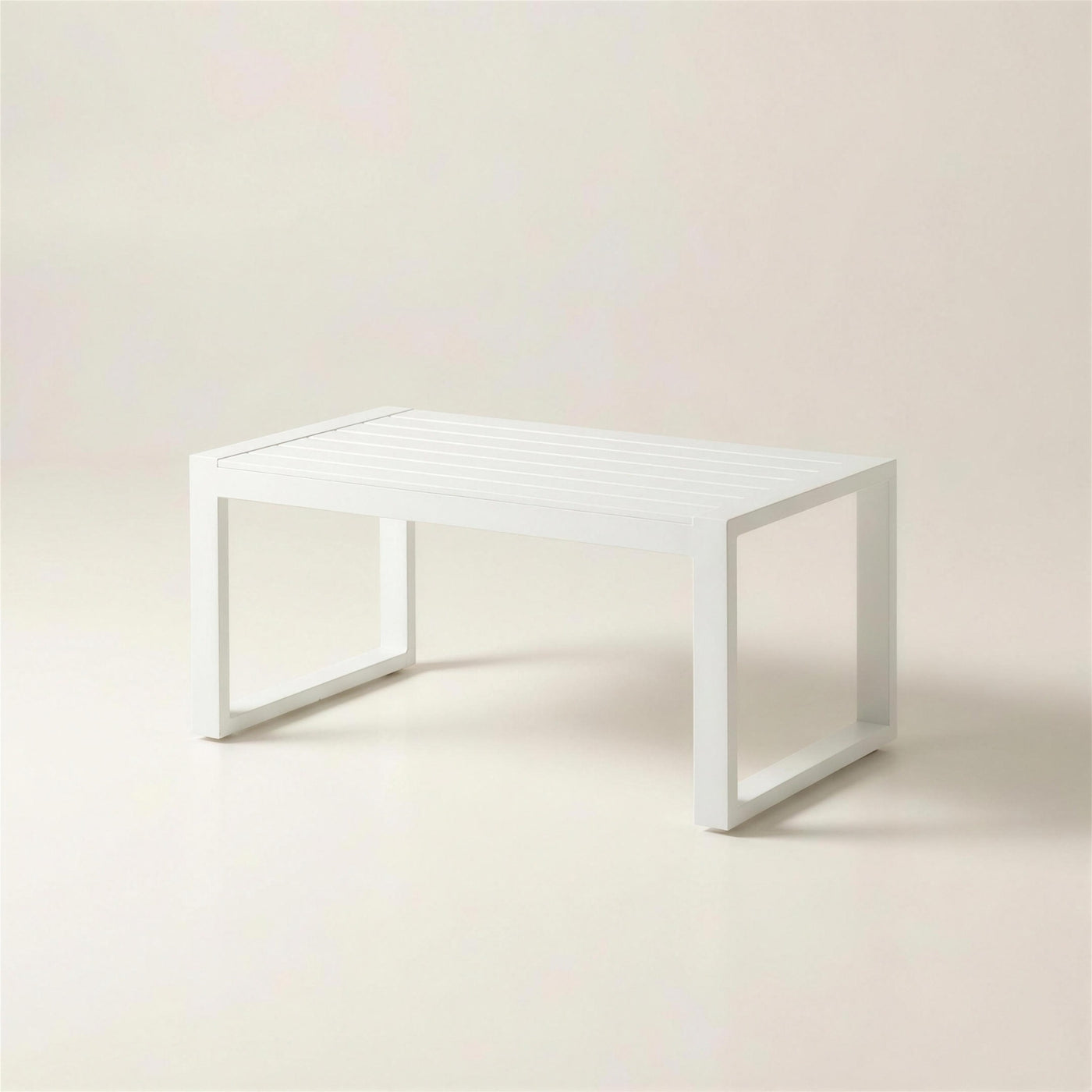 Mesa de centro de exterior de aluminio blanco con tablero de lamas, 90x50x40 cm, sobre fondo neutro