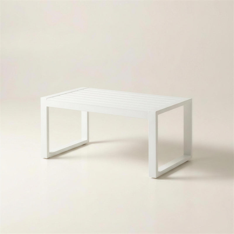 Mesa de centro de exterior de aluminio blanco con tablero de lamas, 90x50x40 cm, sobre fondo neutro