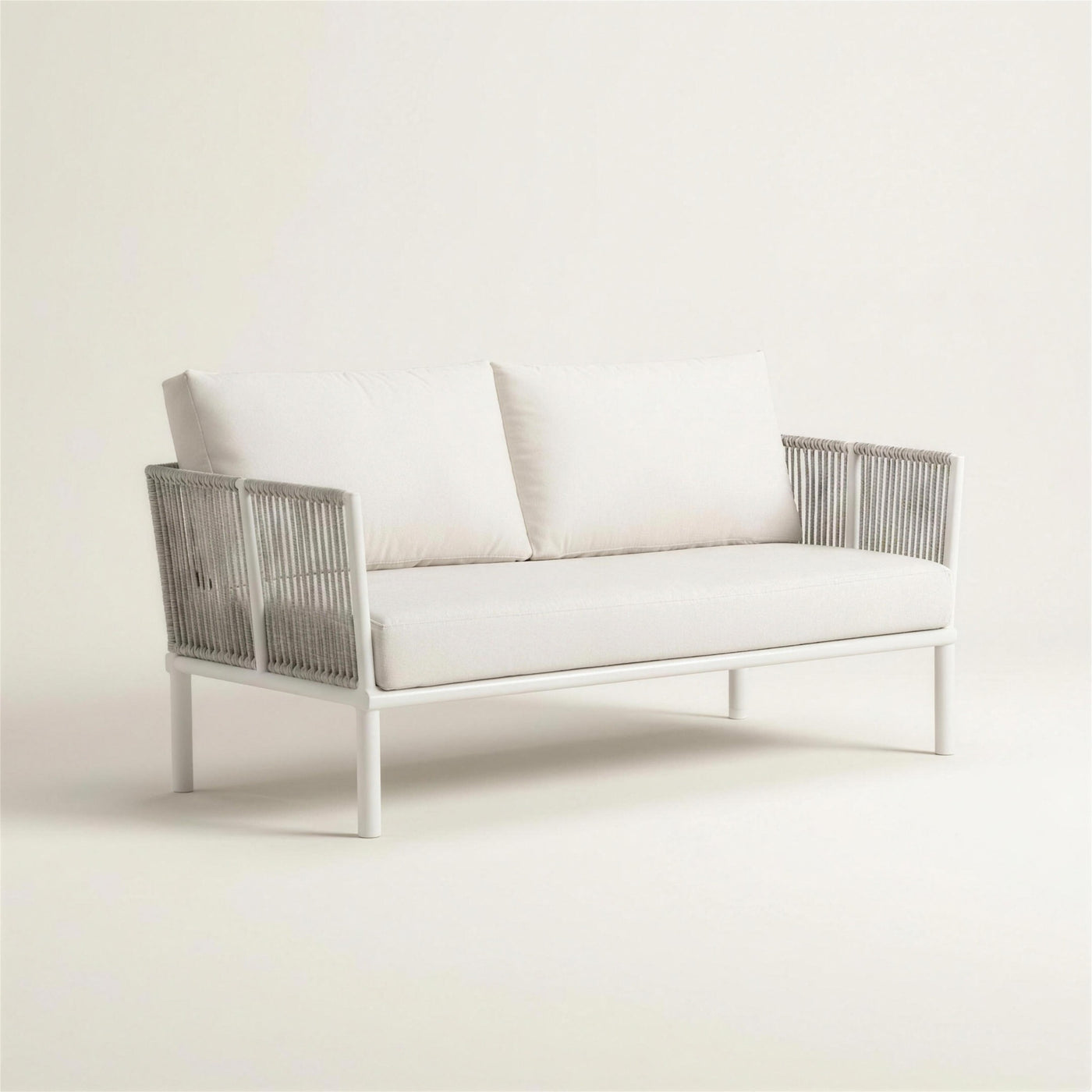 Sofa de terraza Cloe de 2 plazas con estructura de tubo redondo blanco, laterales de cuerda gris trenzada y cojines blanco crudo, 162x64x69 cm, sobre fondo neutro