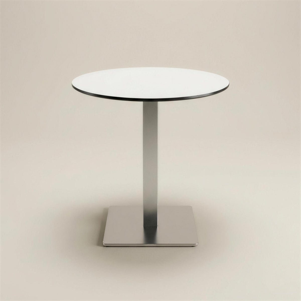 Mesa de exterior Capri redonda de 70 cm con tablero blanco, columna de aluminio y base cuadrada, sobre fondo neutro