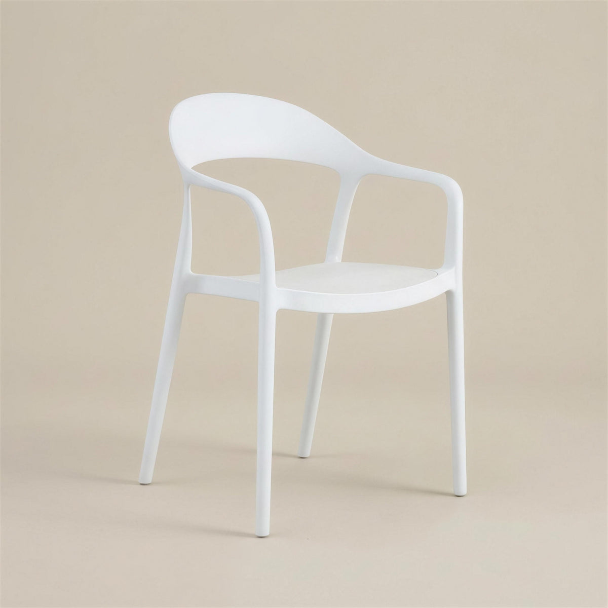 Silla de exterior Duna de resina blanca con respaldo abierto redondeado y brazos integrados, sobre fondo neutro