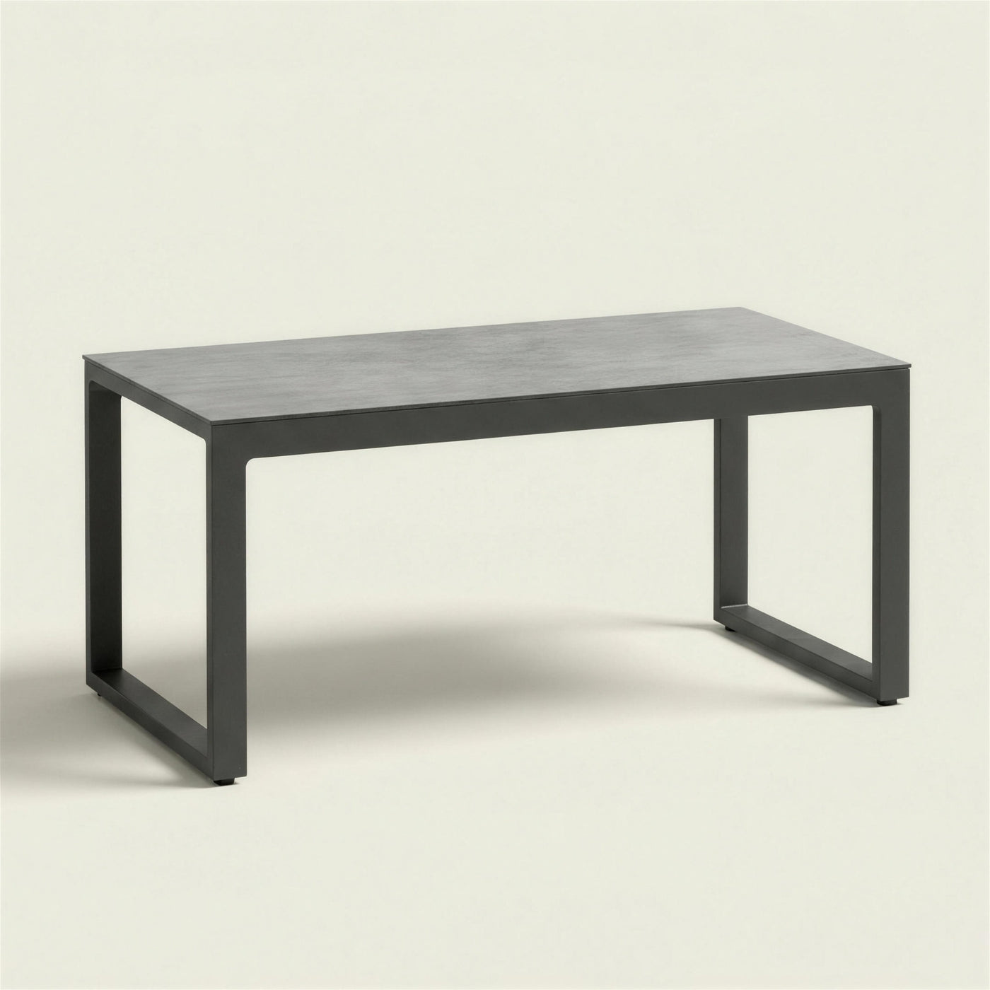 Mesa de centro de exterior de aluminio antracita con tablero HPL efecto cemento, 120x60x40 cm, sobre fondo neutro