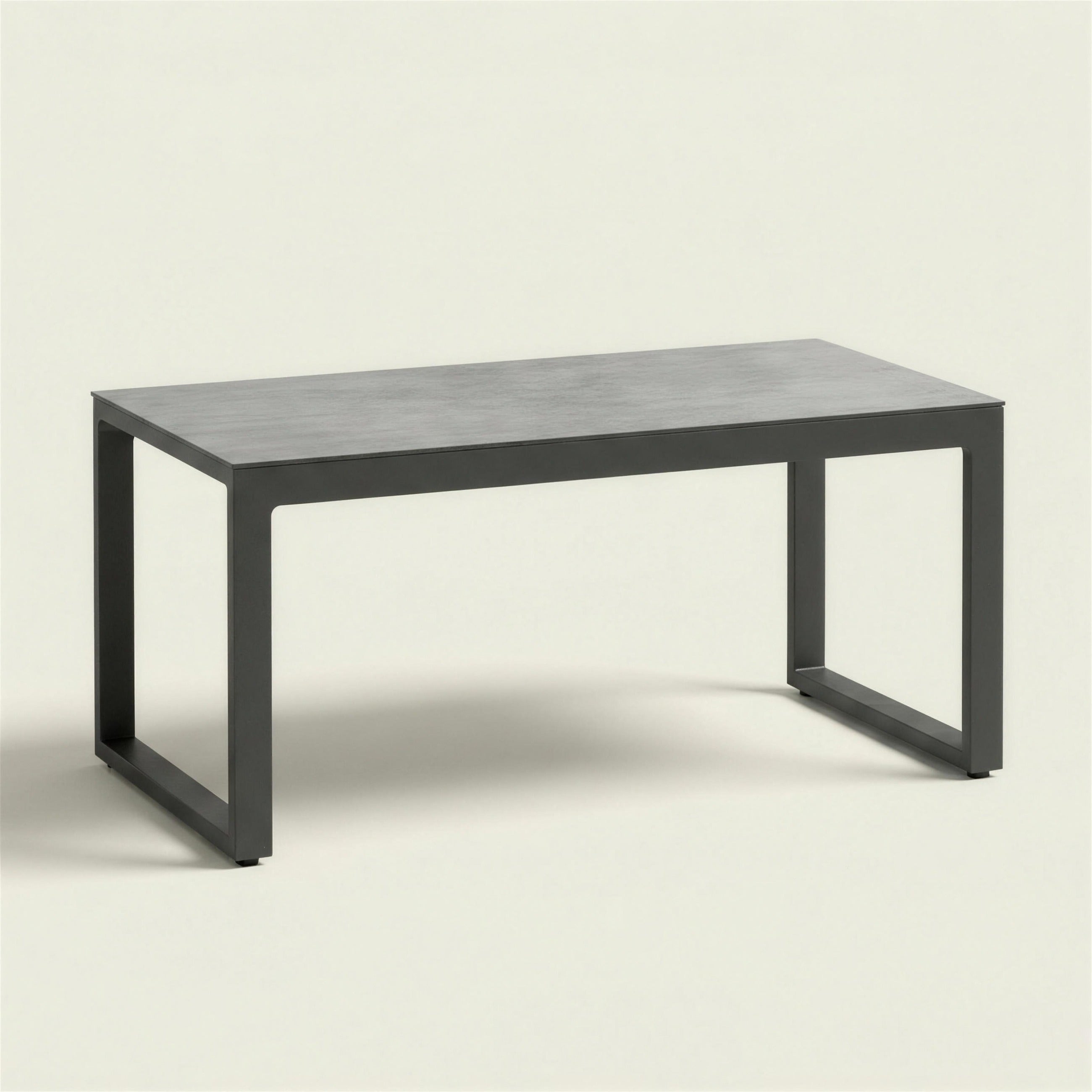 Mesa de centro de exterior de aluminio antracita con tablero HPL efecto cemento, 120x60x40 cm, sobre fondo neutro