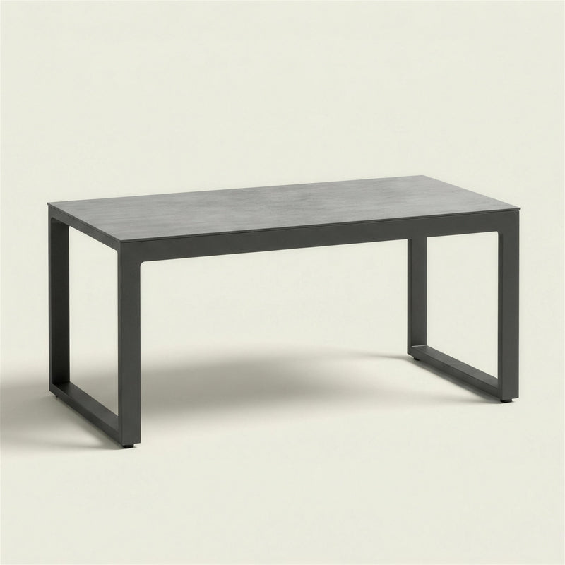 Mesa de centro de exterior de aluminio antracita con tablero HPL efecto cemento, 120x60x40 cm, sobre fondo neutro