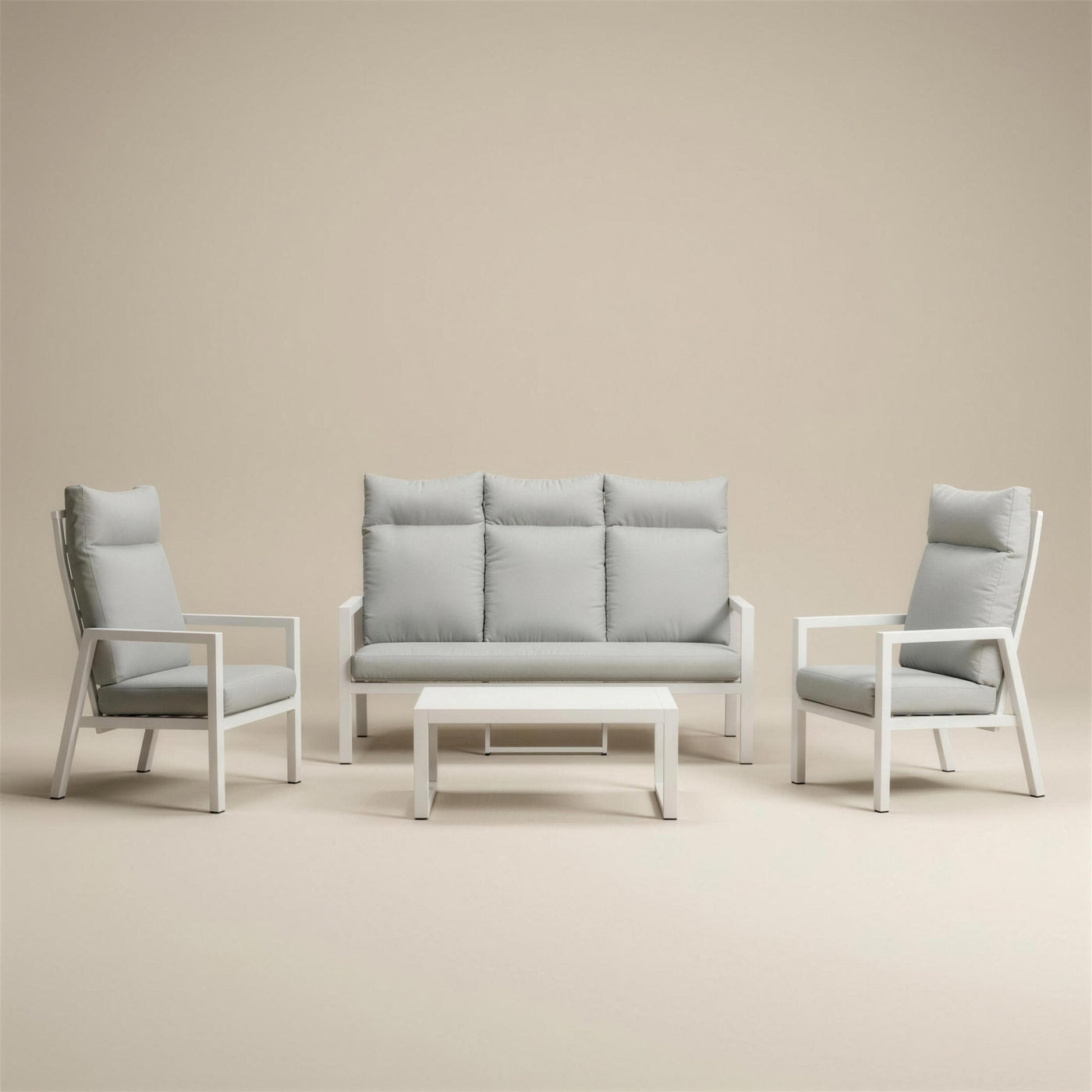 Conjunto de jardin Haston en aluminio blanco con sofa de 3 plazas de respaldo alto, dos sillones y mesa de centro, cojines gris claro, sobre fondo neutro