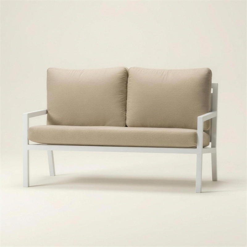 Sofa de terraza Dounvil de 2 plazas con chasis de aluminio blanco y cojines arena, 150x80x85 cm, sobre fondo neutro