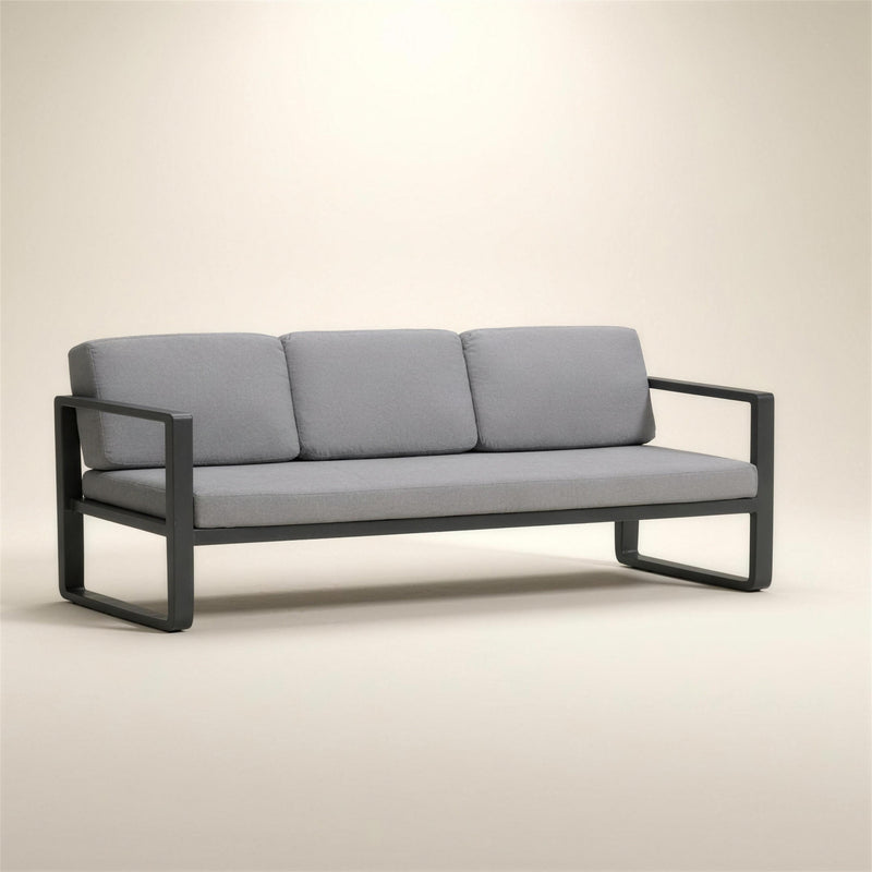 Sofa de terraza Odin de 3 plazas en aluminio antracita con brazos de marco abierto y cojines gris claro, 175x66x78 cm, sobre fondo neutro
