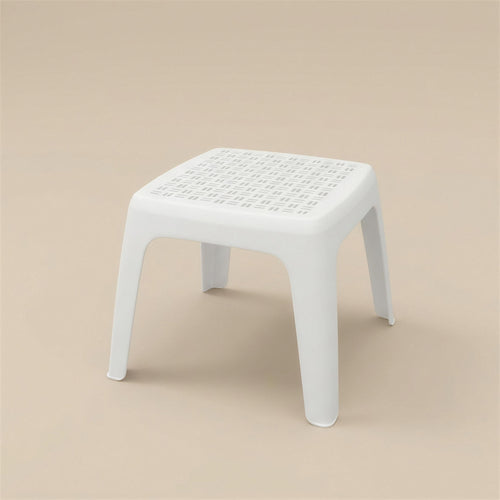 Mesa auxiliar de exterior Eva Pro BCN de 48x48 cm en resina blanca, con tablero de rejilla perforada, sobre fondo neutro