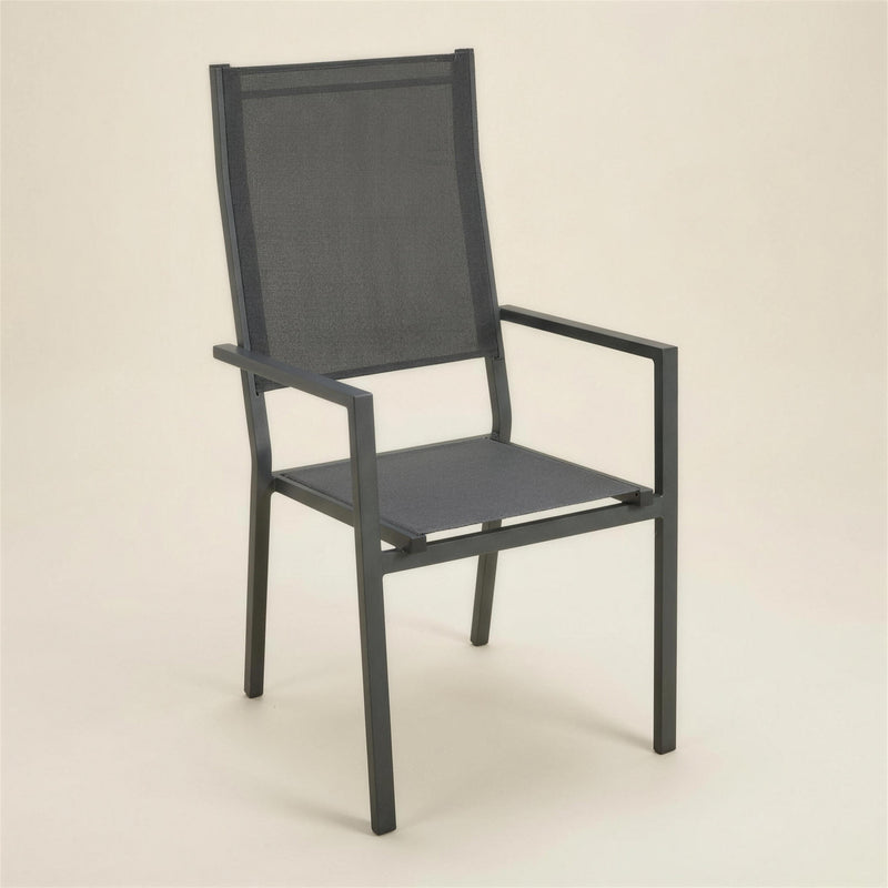 Silla de exterior apilable con estructura de aluminio antracita, brazos y asiento y respaldo alto de textileno gris oscuro, sobre fondo neutro