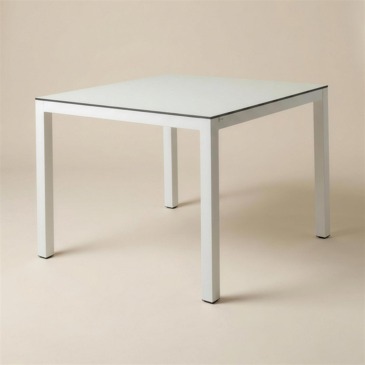 Mesa de exterior Brunei de 80x80 cm con estructura de aluminio blanco y tablero claro, sobre fondo neutro