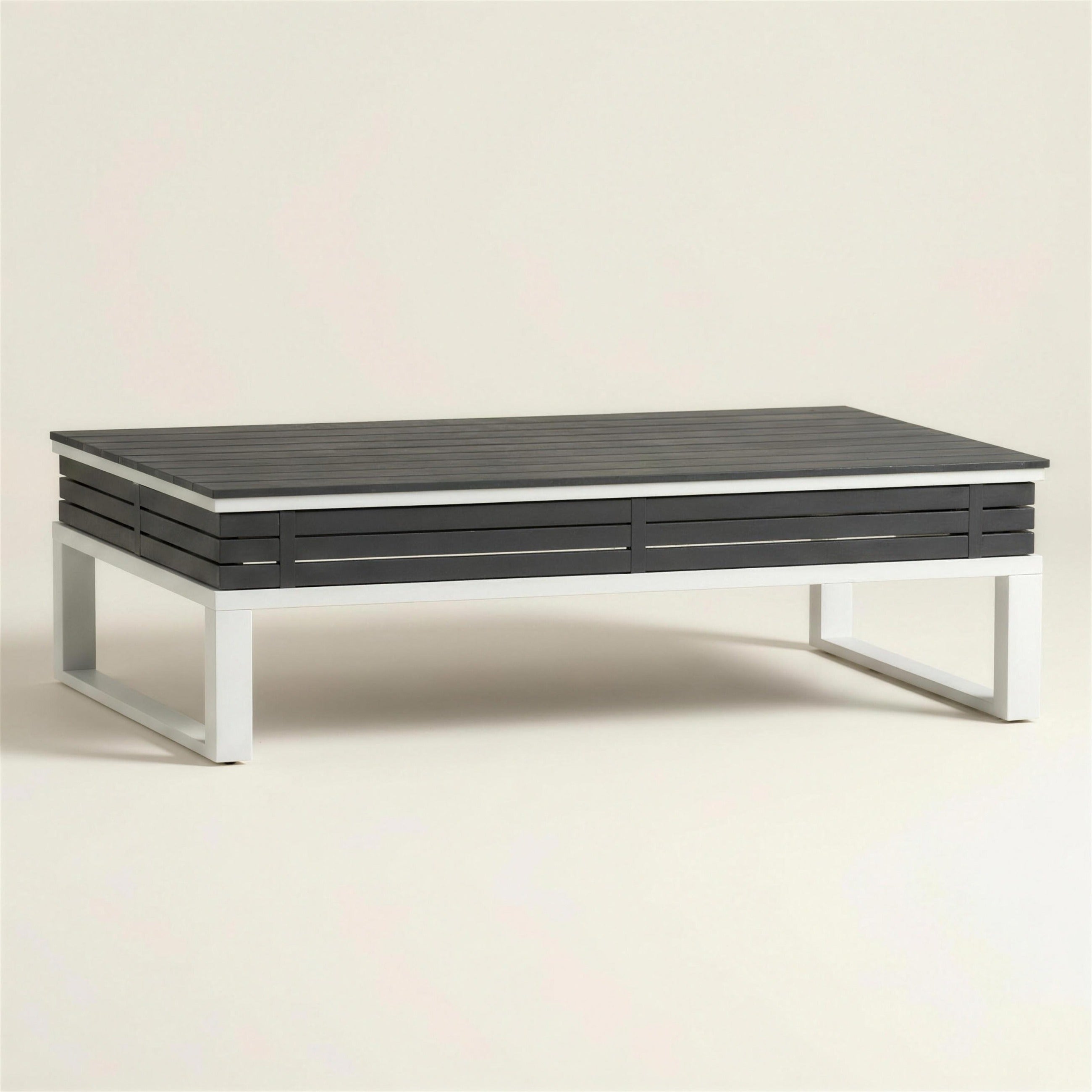 Mesa de centro de exterior bicolor con estructura de aluminio blanco y tablero de lamas antracita, 135x60x40 cm, sobre fondo neutro