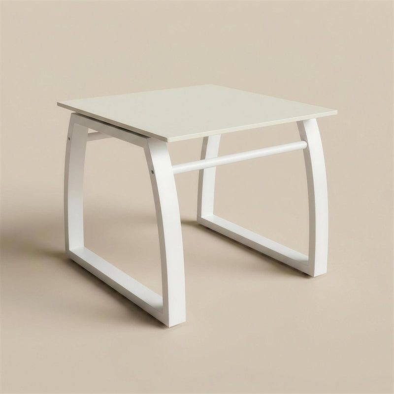 Mesa auxiliar de exterior Etna de 45x45 cm con tablero claro y estructura de aluminio blanco de patin, sobre fondo neutro