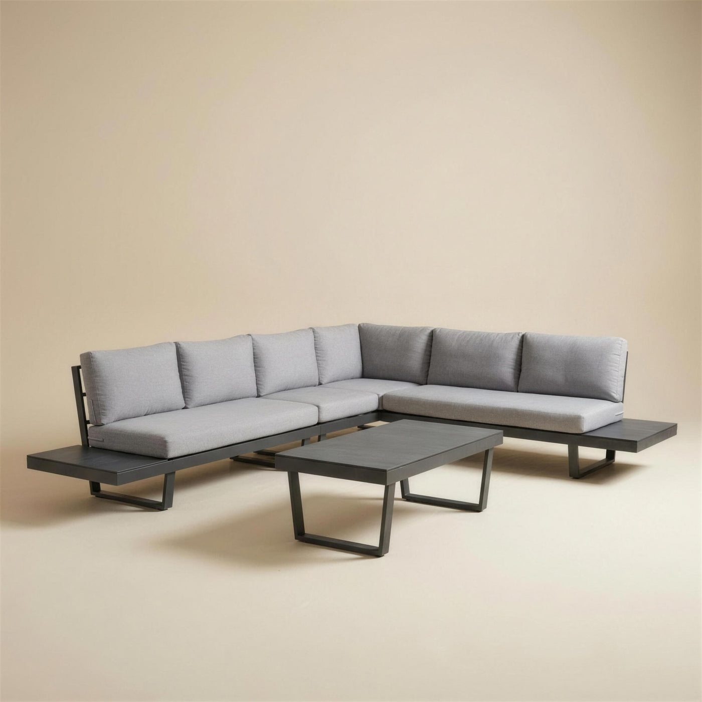 Set rinconera de exterior Loira-8 con estructura de aluminio antracita, siete cojines gris claro y mesa de centro baja de tablero gris pizarra, sobre fondo neutro