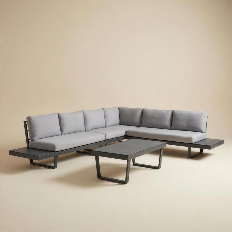 Set rinconera de exterior Loira-8 con estructura de aluminio antracita, siete cojines gris claro y mesa de centro baja de tablero gris pizarra, sobre fondo neutro