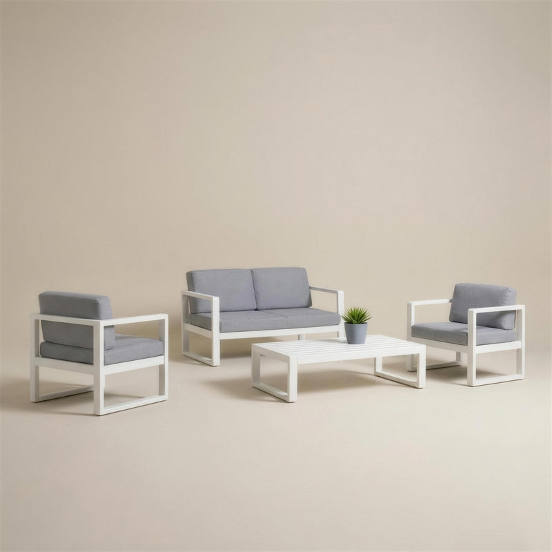 Conjunto de jardin Odin-7 de aluminio blanco con sofa de 2 plazas, dos sillones y mesa de centro, con cojines gris, sobre fondo neutro
