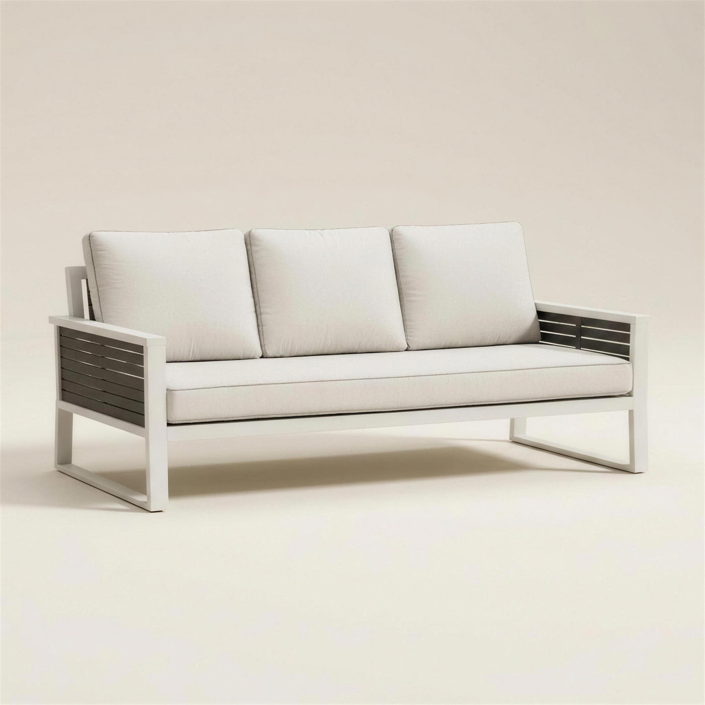 Sofa de terraza Diva bicolor de 3 plazas con estructura de aluminio blanco, laterales de lamas antracita y cojines blanco crudo, 200x70x76 cm, sobre fondo neutro
