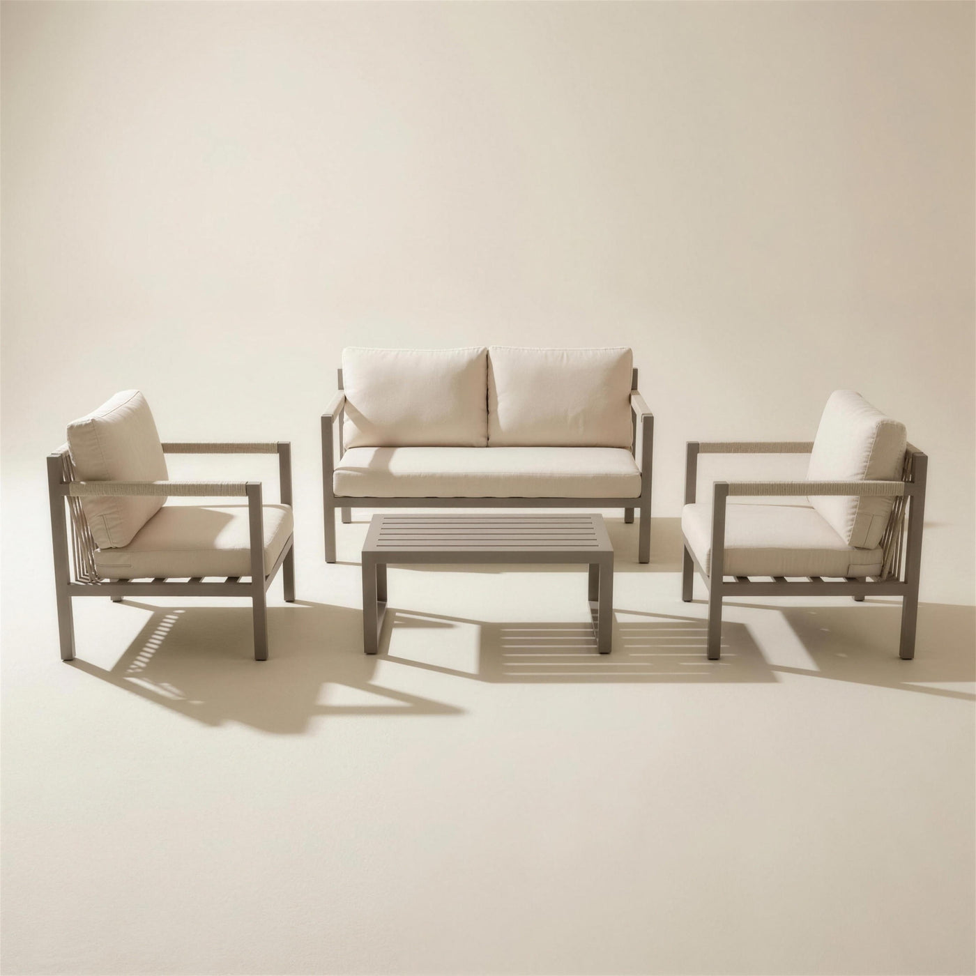 Set de jardin Damasco-7 de aluminio gris tortola con sofa de 2 plazas, dos sillones de cuerda beige y mesa de centro, sobre fondo neutro