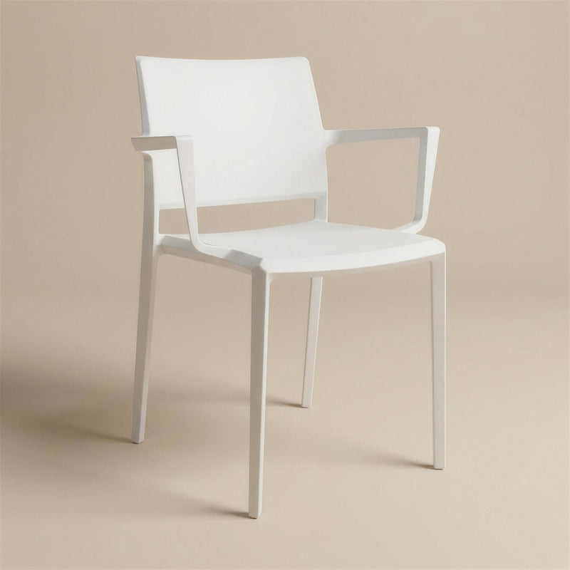 Silla de exterior Bimba de resina blanca con respaldo liso y reposabrazos, sobre fondo neutro
