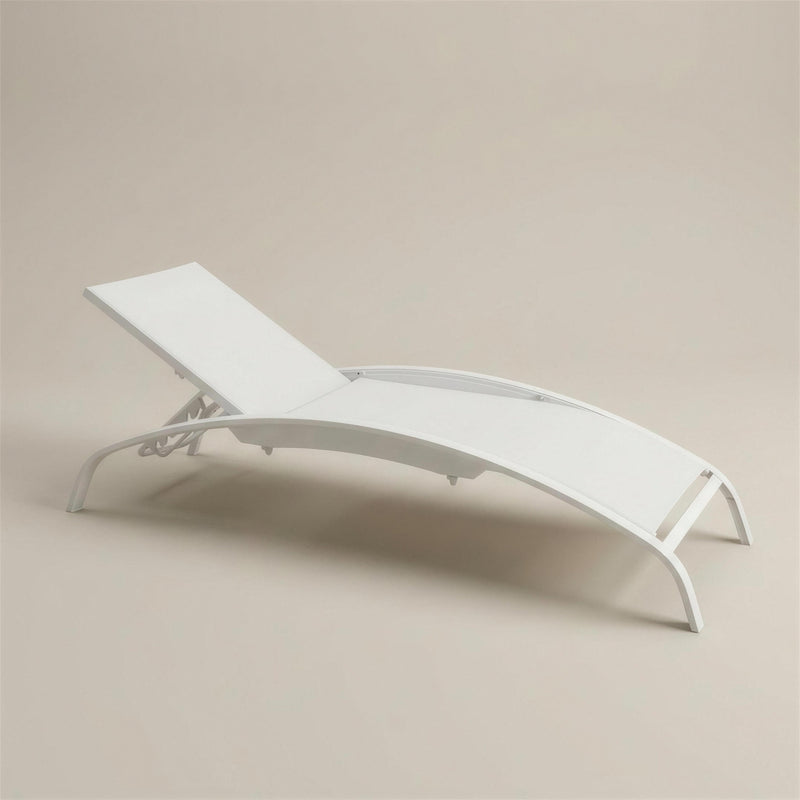 Tumbona de exterior Iris con bastidor arqueado de aluminio blanco y tejido tecnico blanco, sobre fondo neutro
