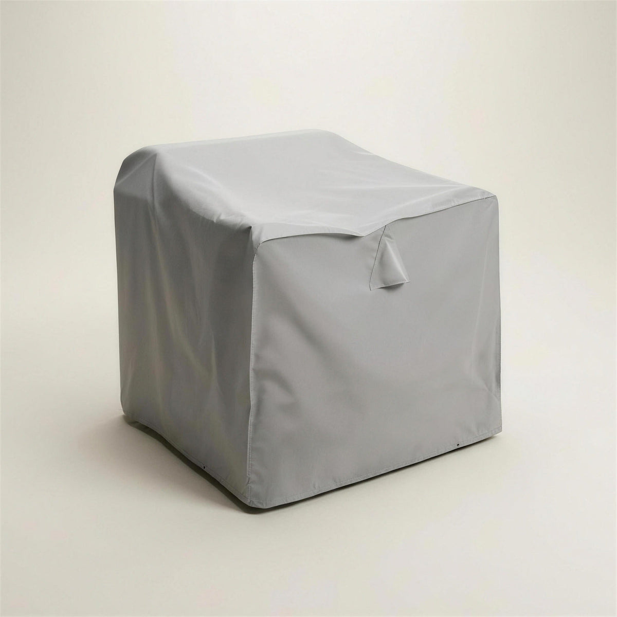 Funda protectora gris para sofa de exterior, de tejido tecnico con costuras reforzadas, sobre fondo neutro