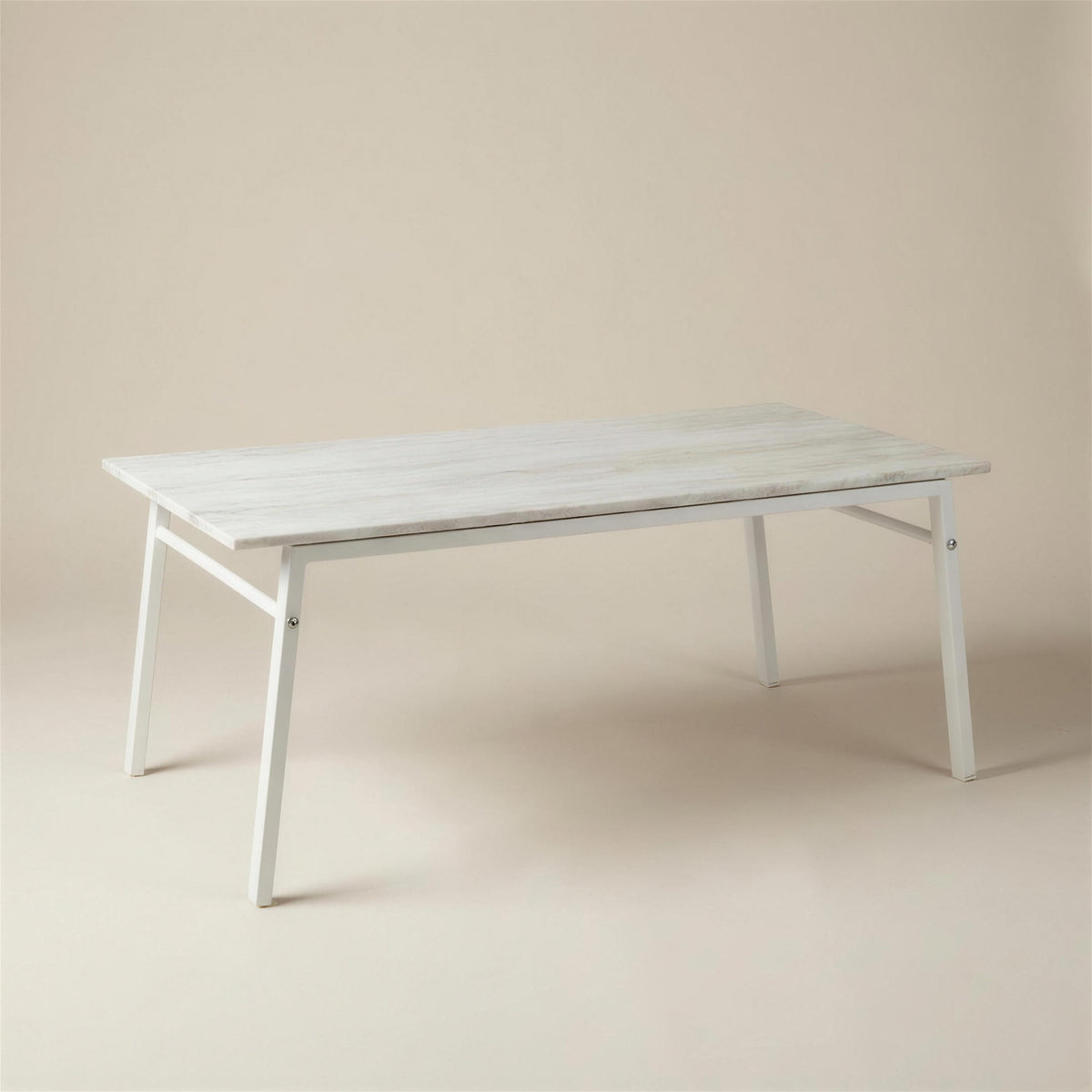 Mesa de centro de exterior de 110x60 cm con tablero claro veteado y estructura de aluminio blanco de patas inclinadas, sobre fondo neutro