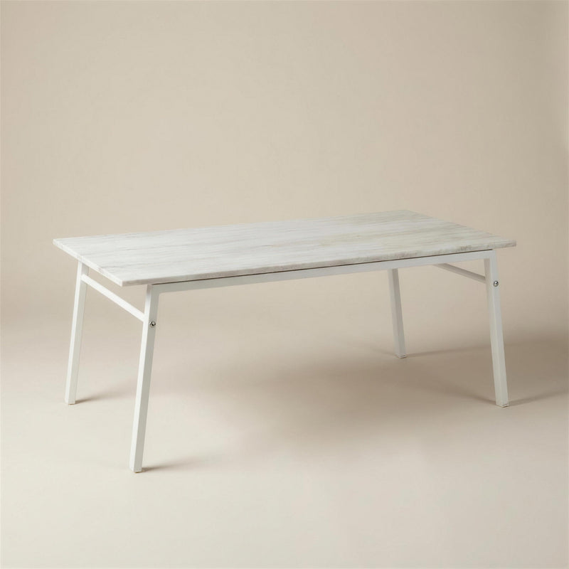 Mesa de centro de exterior de 110x60 cm con tablero claro veteado y estructura de aluminio blanco de patas inclinadas, sobre fondo neutro