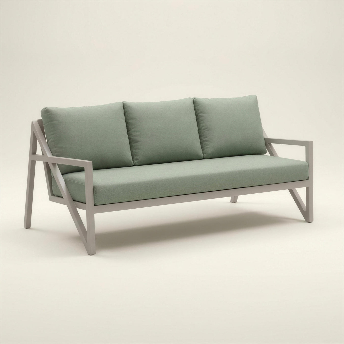 Sofa de terraza Albania de 3 plazas con estructura de aluminio gris claro y patas en A, tapiceria verde salvia, 212x70x100 cm, sobre fondo neutro