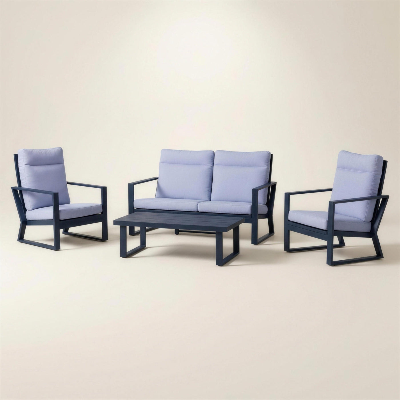 Conjunto de jardin Bolonia XL en aluminio azul marino con sofa de 2 plazas, dos sillones y mesa de centro, con cojines azul lavanda, sobre fondo neutro