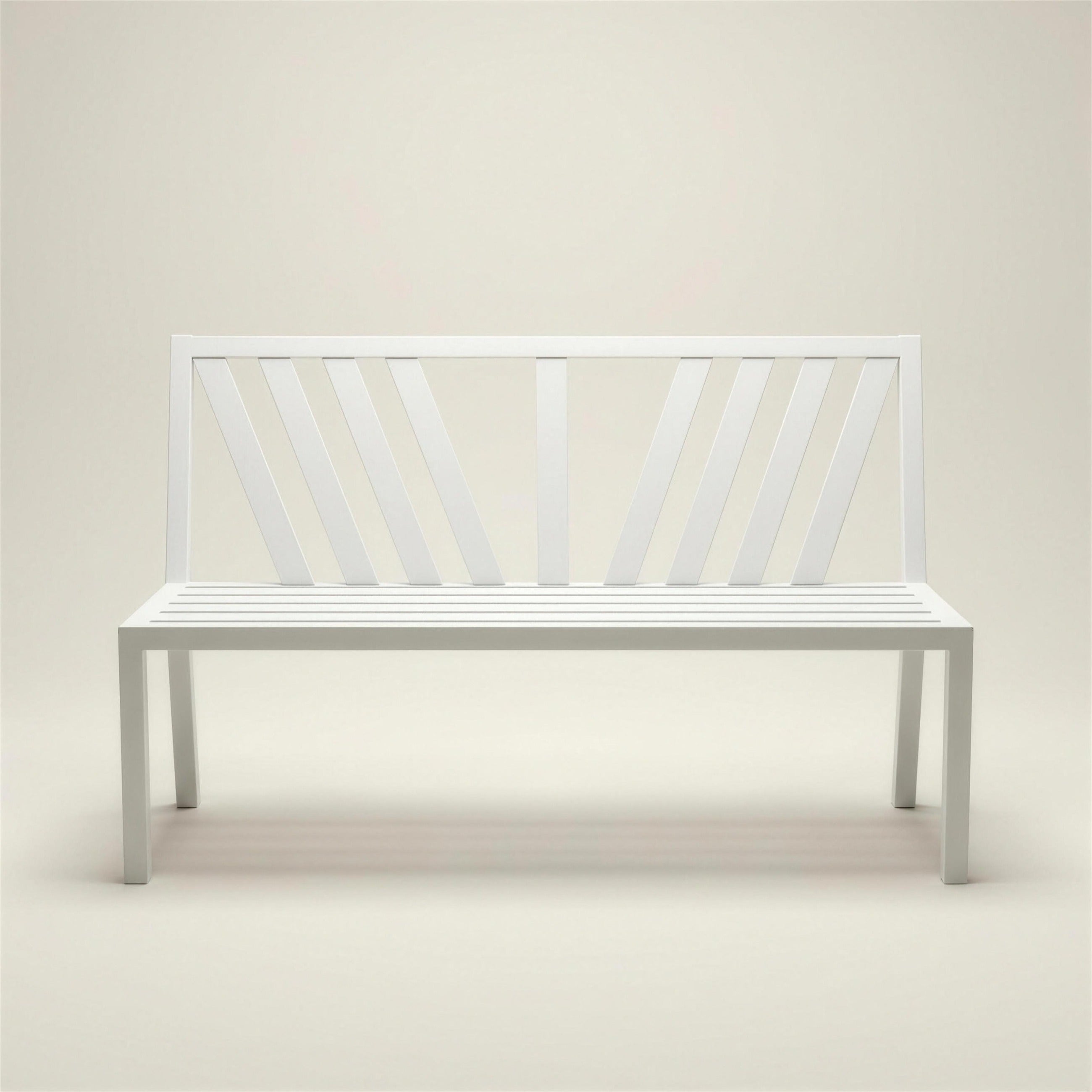 Banco de exterior Gulliver de aluminio blanco, con respaldo de lamas en abanico y asiento de listones, 150x49x90 cm, sobre fondo neutro
