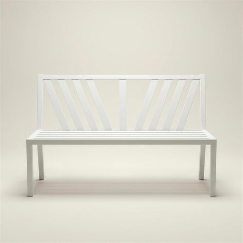 Banco de exterior Gulliver de aluminio blanco, con respaldo de lamas en abanico y asiento de listones, 150x49x90 cm, sobre fondo neutro