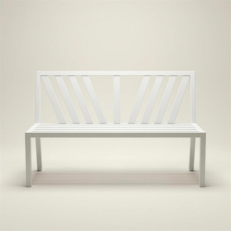 Banco de exterior Gulliver de aluminio blanco, con respaldo de lamas en abanico y asiento de listones, 150x49x90 cm, sobre fondo neutro