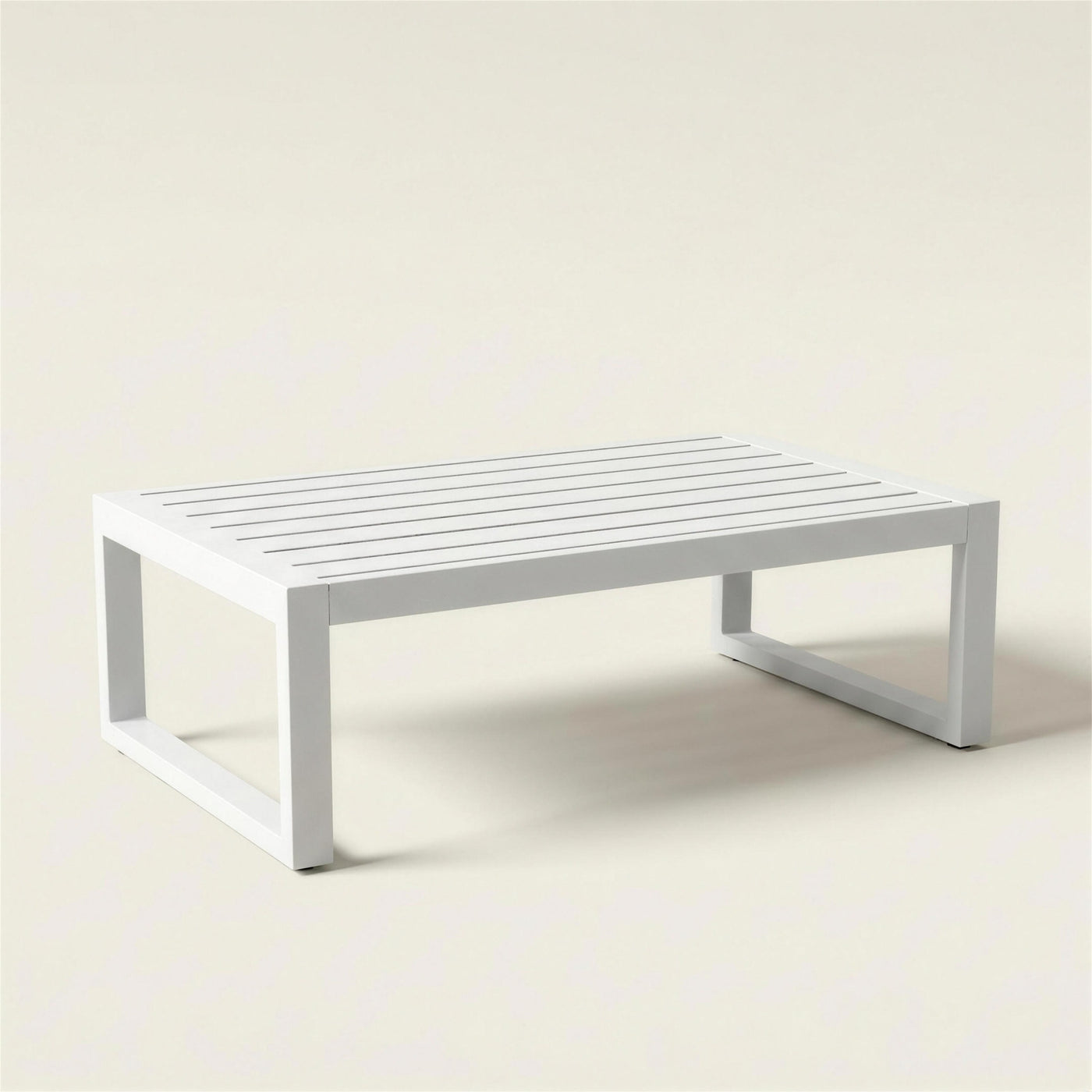 Mesa de centro de exterior Saipros de aluminio blanco con tablero de lamas, 90x50x41 cm, sobre fondo neutro