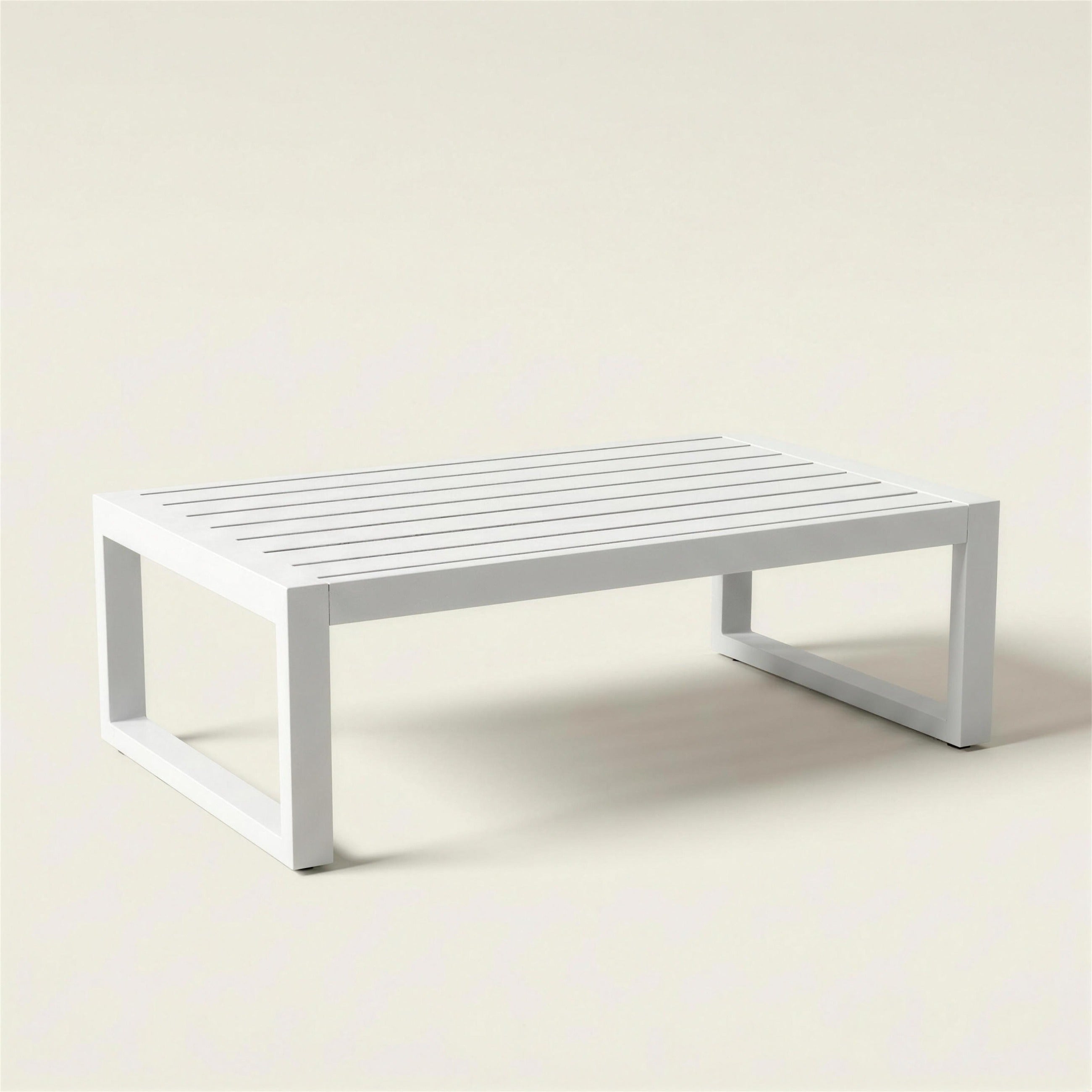 Mesa de centro de exterior Saipros de aluminio blanco con tablero de lamas, 90x50x41 cm, sobre fondo neutro