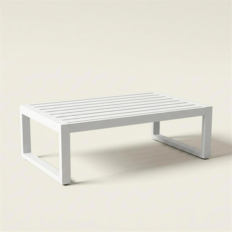 Mesa de centro de exterior Saipros de aluminio blanco con tablero de lamas, 90x50x41 cm, sobre fondo neutro