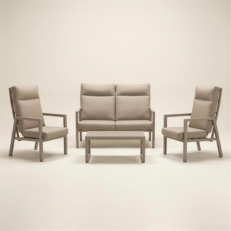 Conjunto de jardin Haston en aluminio tortola con sofa de 2 plazas de respaldo alto, dos sillones y mesa de centro, cojines beige, sobre fondo neutro