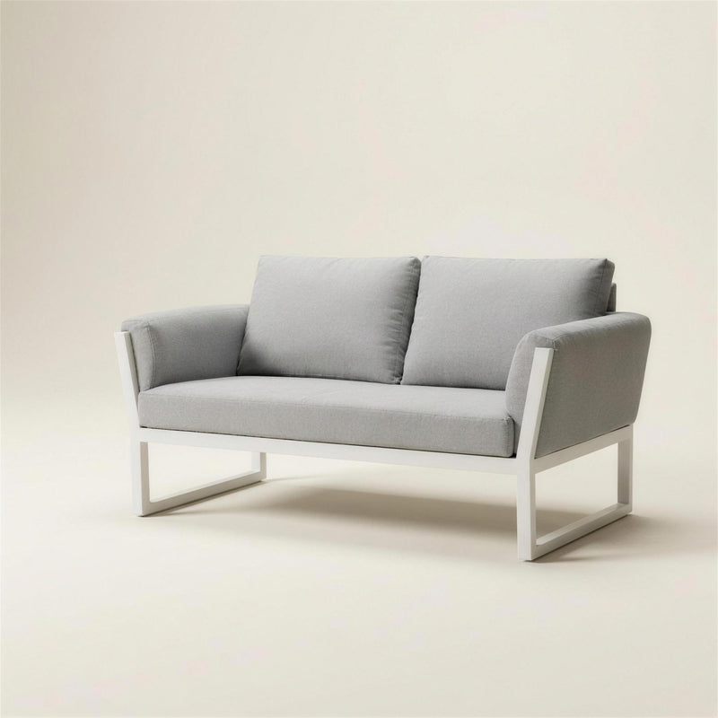 Sofa de terraza Cupra de 2 plazas en aluminio blanco con brazos de marco abierto y base de patin, cojines gris claro, 130x75x90 cm, sobre fondo neutro