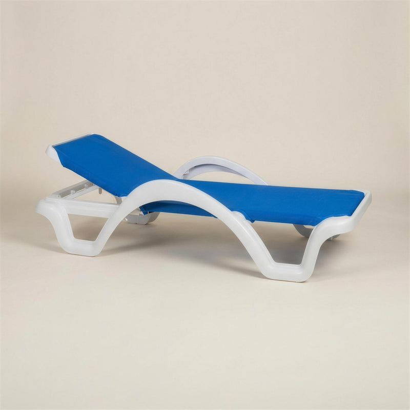 Tumbona de exterior Carmen de resina blanca con tejido tecnico azul y respaldo reclinable, sobre fondo neutro