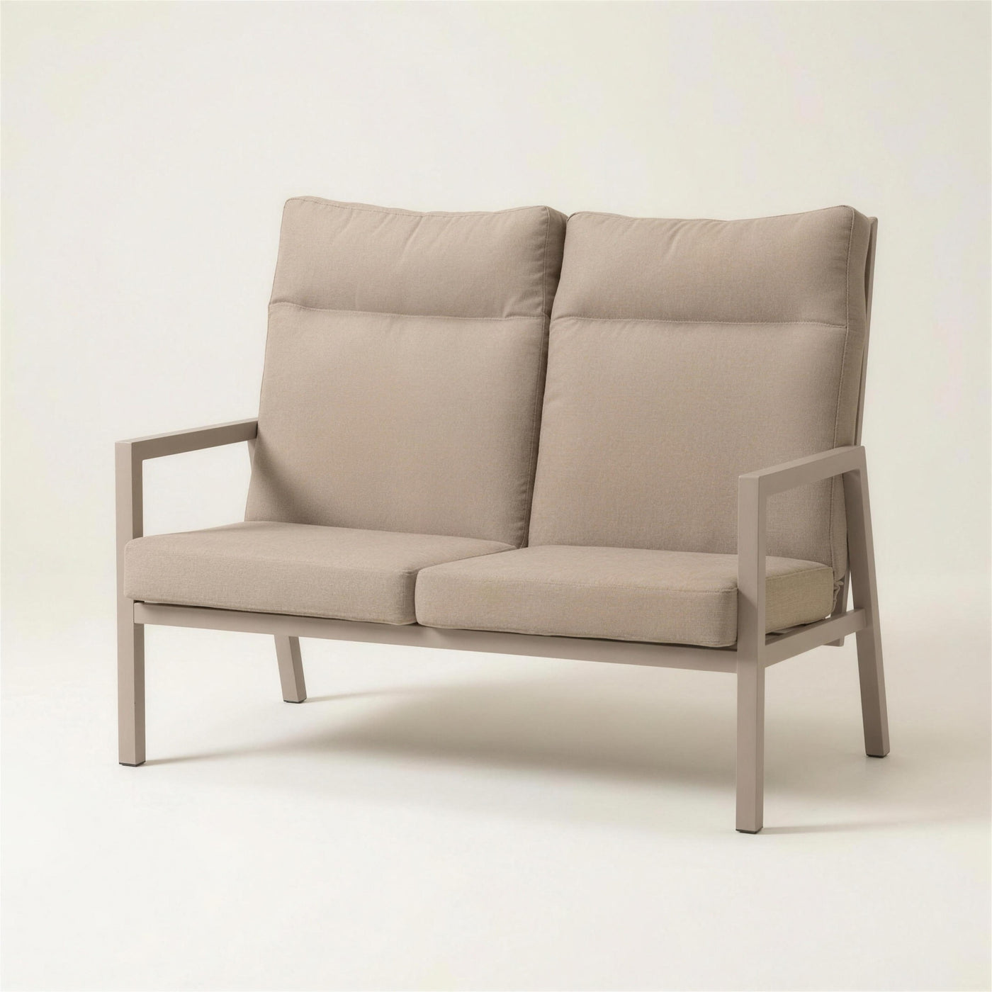 Sofa de terraza Haston de 2 plazas con respaldo alto, estructura de aluminio tortola y cojines beige, 128x62x115 cm, sobre fondo neutro