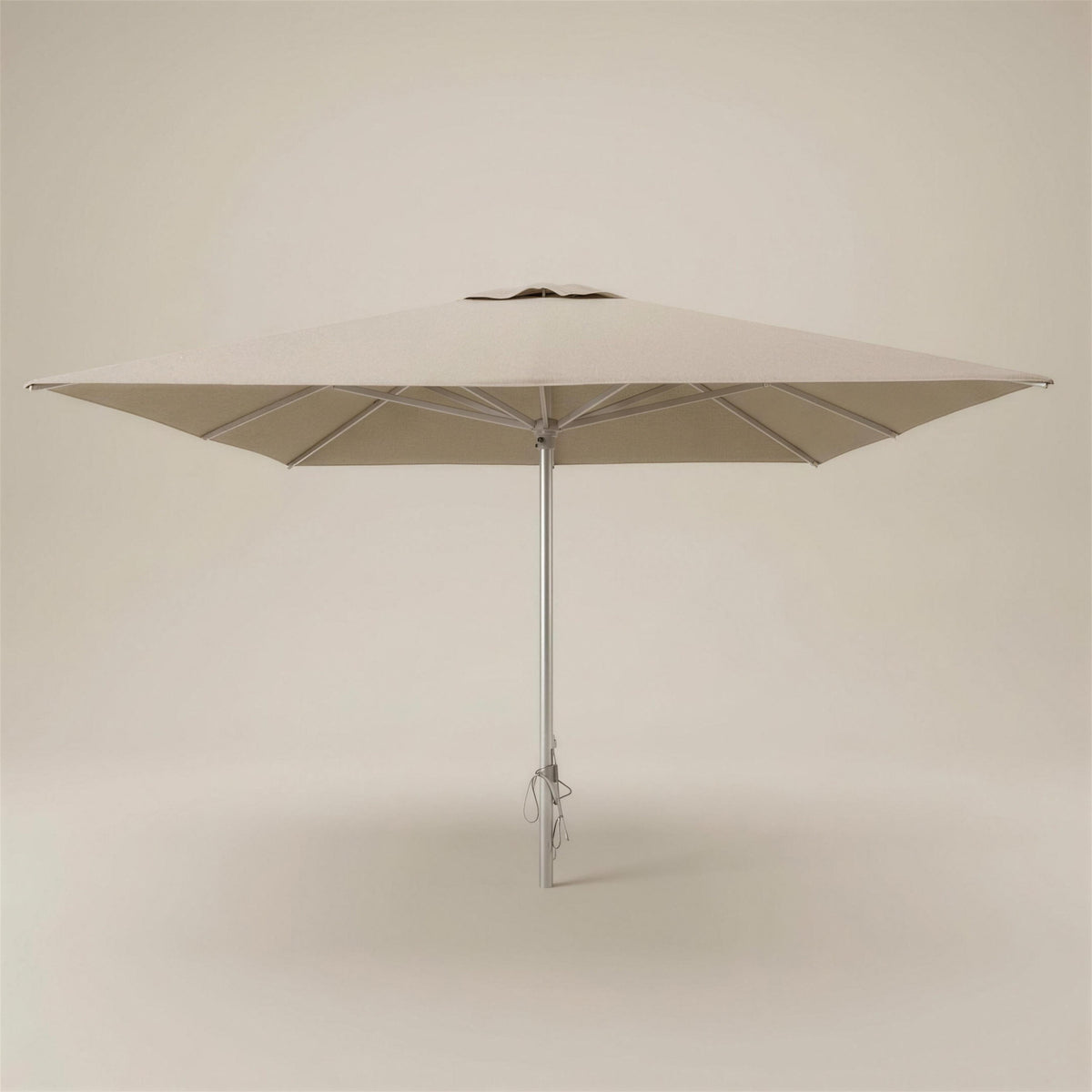 Parasol cuadrado de exterior Brisa de 300x300 cm, con lona color avena y manivela de apertura, sobre fondo neutro. El pie se vende por separado