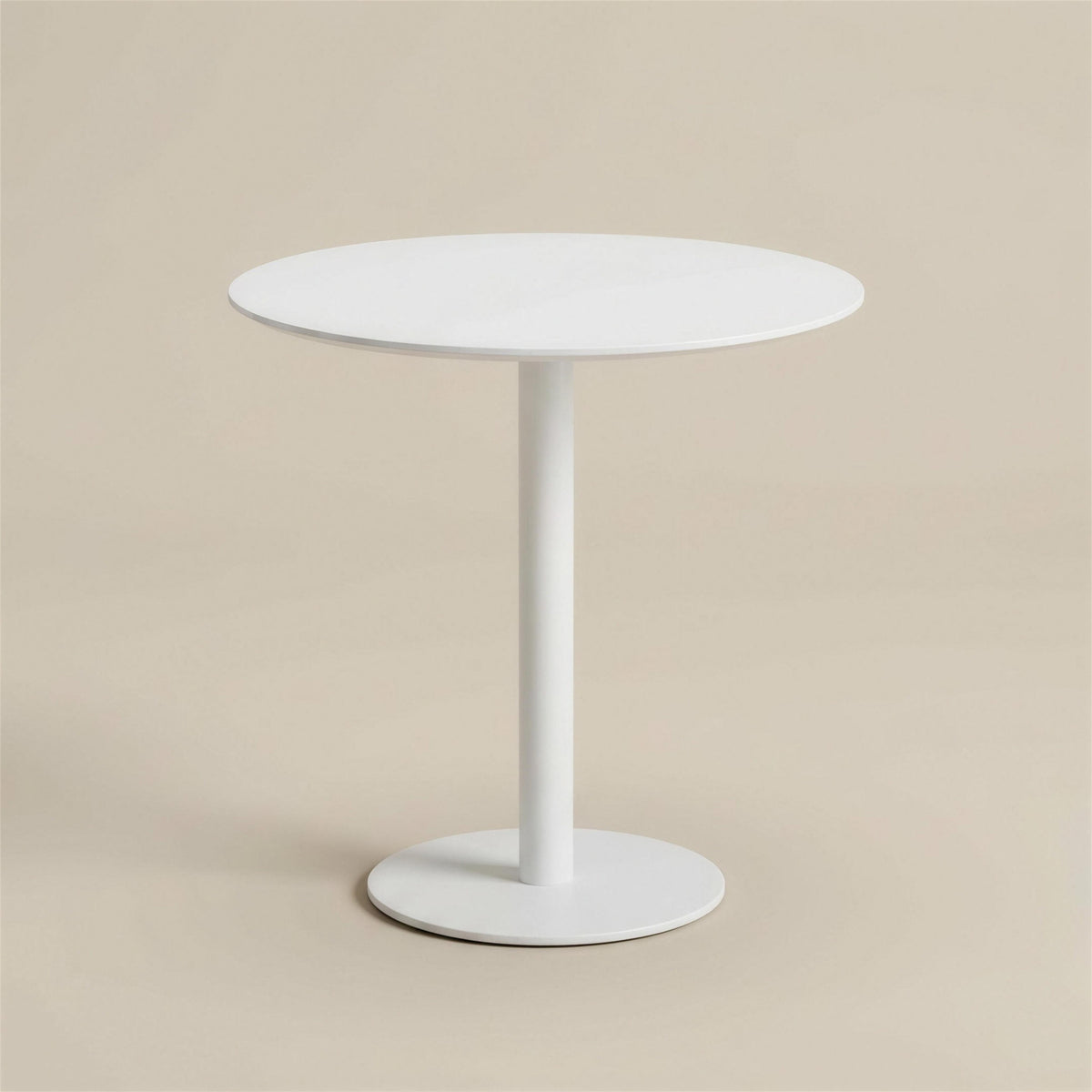 Mesa de exterior Nora redonda con tablero blanco, columna central y base redonda de aluminio, sobre fondo neutro