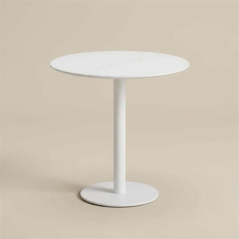Mesa de exterior Nora redonda con tablero blanco, columna central y base redonda de aluminio, sobre fondo neutro