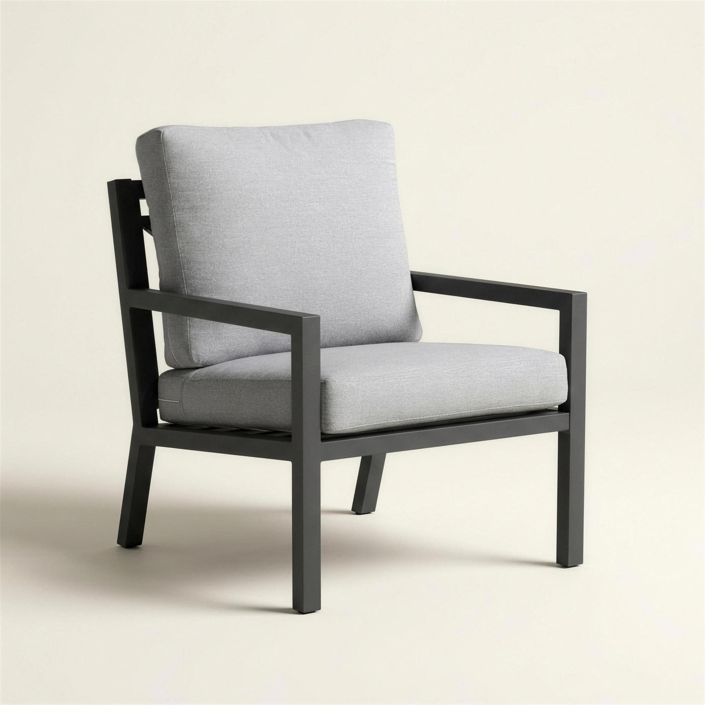Sillon de exterior Dounvil con chasis de aluminio antracita y cojines gris claro, 70x80x85 cm, sobre fondo neutro