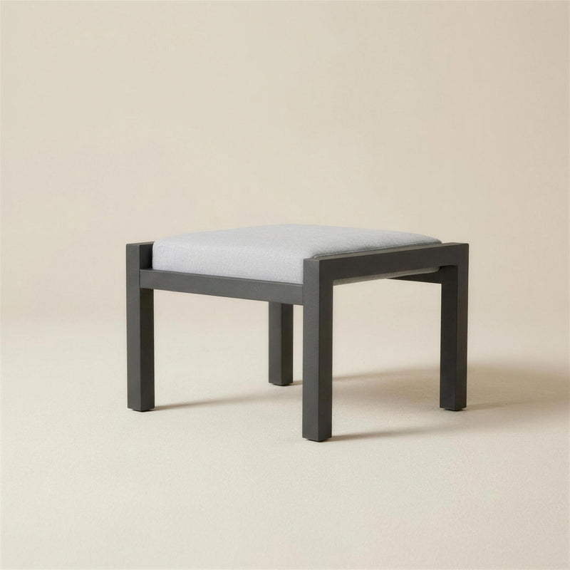 Reposapies de exterior Standard XL con estructura de aluminio antracita y cojin gris claro, 85x50x43 cm, sobre fondo neutro