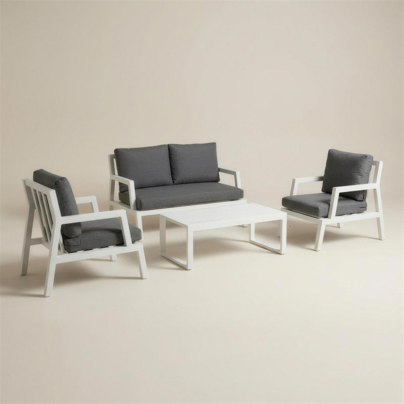 Conjunto de jardin Leisa en aluminio blanco con sofa de 2 plazas, dos sillones y mesa de centro, cojines gris marengo, sobre fondo neutro