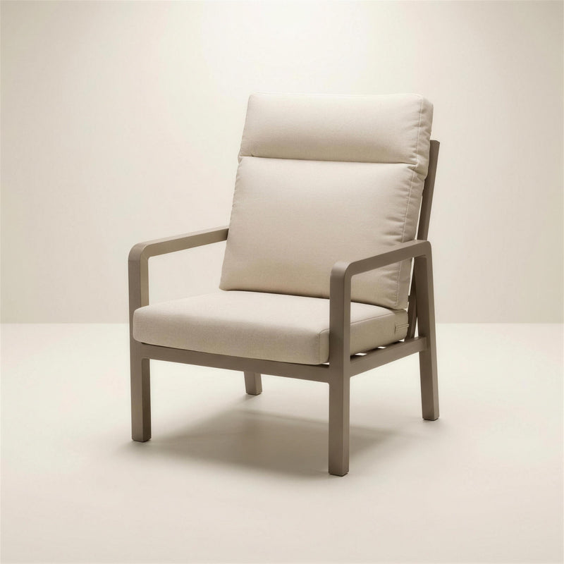 Sillon de exterior Haston de respaldo alto, con estructura de aluminio tortola y cojines beige, 60x62x115 cm, sobre fondo neutro
