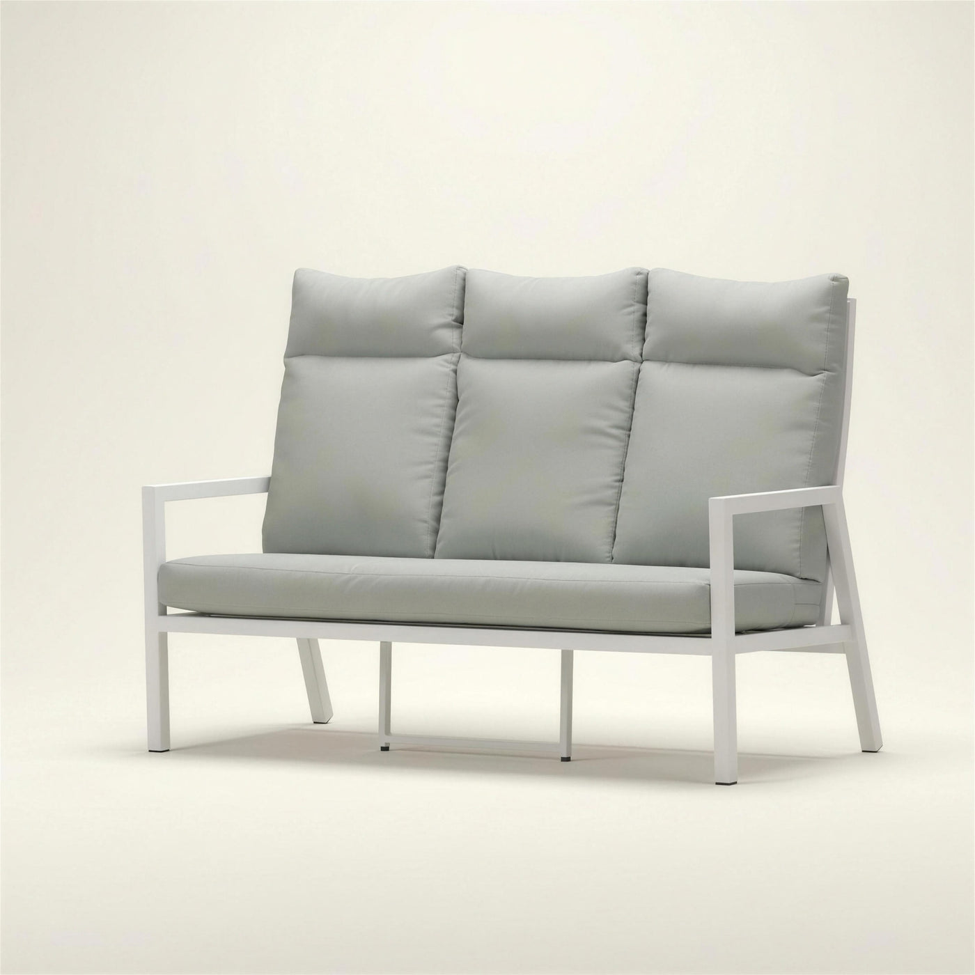 Sofa de terraza Haston de 3 plazas con respaldo alto, estructura de aluminio blanco y cojines verde salvia claro, 188x62x115 cm, sobre fondo neutro