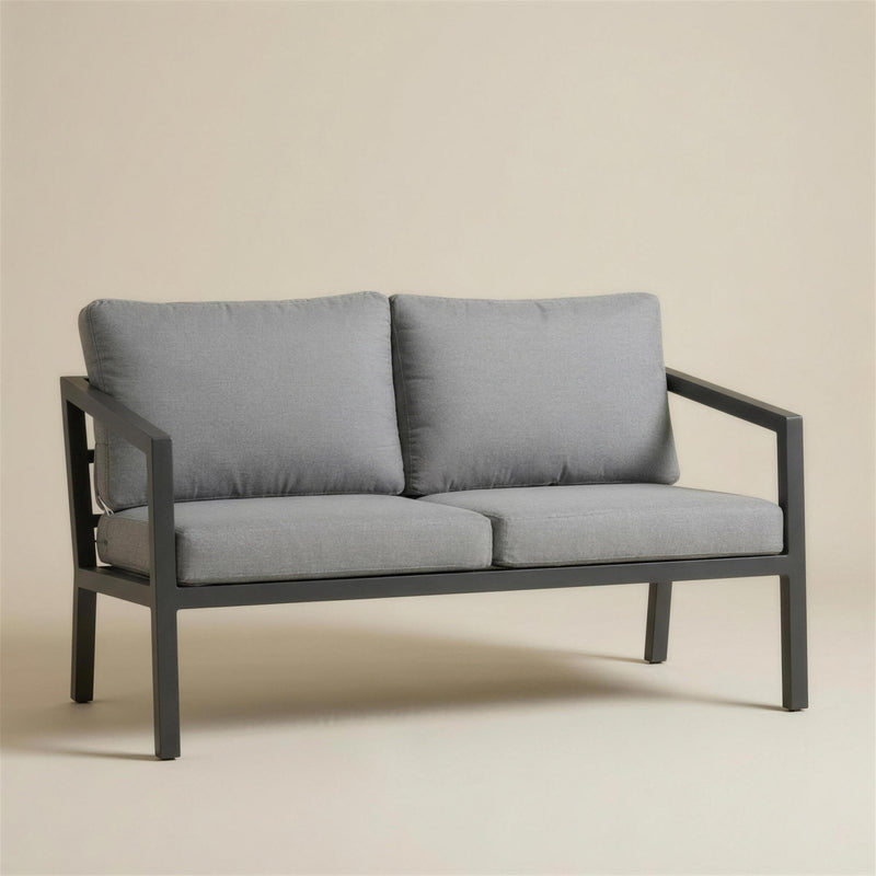 Sofa de terraza Acapulco de 2 plazas con estructura de aluminio antracita y cojines gris, 131x66x70 cm, sobre fondo neutro